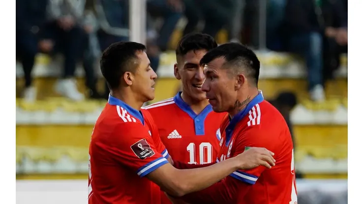 Gary Medel y Alexis Sánchez celebran con Marcelino Núñez el gol que le anotó a Bolivia en La Paz.