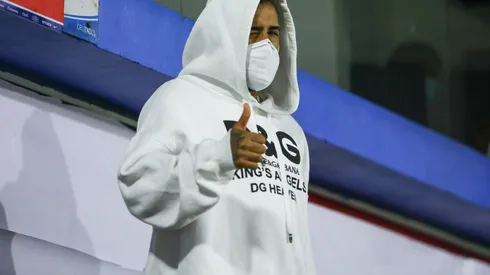 Arturo Vidal viaja rumbo a Barcelona para sumarse a las prácticas de la selección chilena.