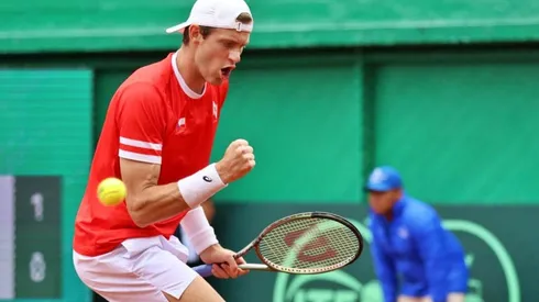 Nicolás Jarry ganó dos puntos claves en el triunfo de Chile sobre Perú por Copa Davis, en dobles y sencillos