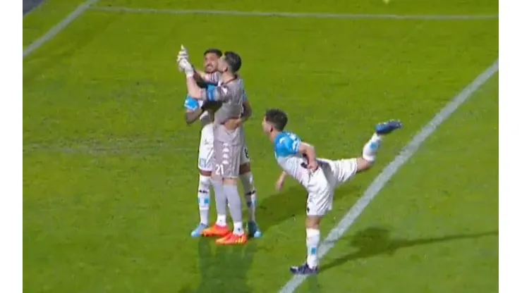 Arias haciéndole un feo gesto a la barra de Platense