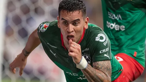 Golazo de cabeza de Seba Vegas en México.