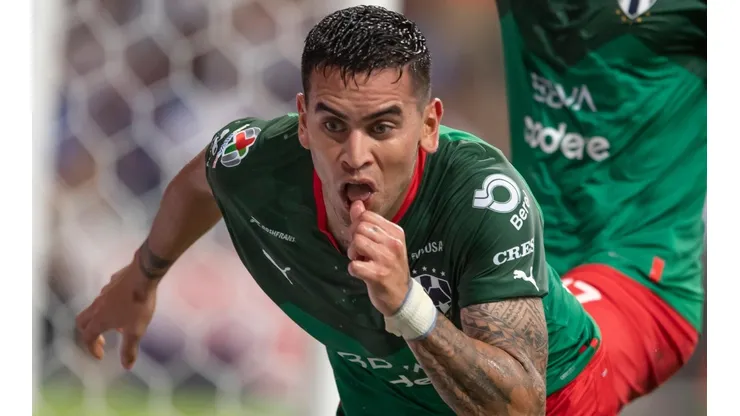 Golazo de cabeza de Seba Vegas en México.