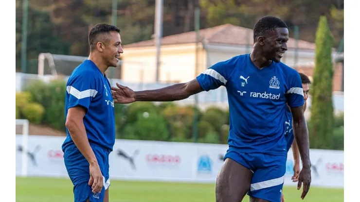 Alexis Sánchez y Bamba Dieng, el delantero senegalés del Olympique de Marsella que lo admira con fervor.