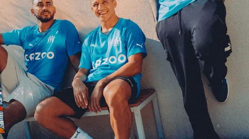 Alexis Sánchez posa junto a Dimitri Payet en la presentación del tercer uniforme del Olympique de Marsella.