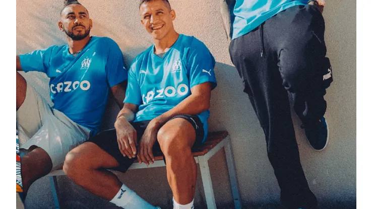 Alexis Sánchez posa junto a Dimitri Payet en la presentación del tercer uniforme del Olympique de Marsella.
