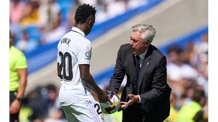 Carlo Ancelotti reacciona tibio tras respuesta de Vinícius al racismo.
