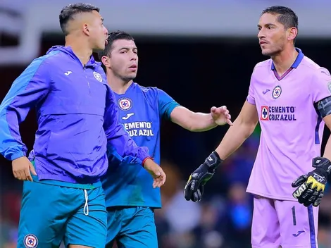 Iván Morales casi a los combos con compañero en Cruz Azul