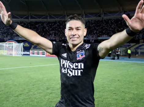 Torta Opazo enciende la fiesta en el bus de Colo Colo