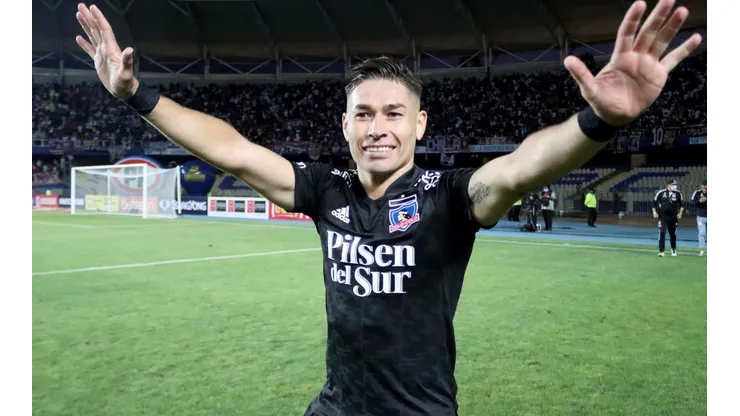 Óscar Opazo fue el alma de la fiesta en el bus de Colo Colo luego de la victoria ante Cobresal en El Salvador.