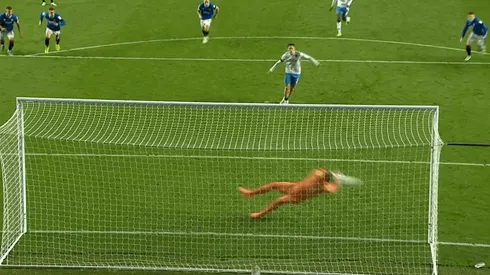 Allan McGregor detuvo el lanzamiento de una forma poco ortodoxa.