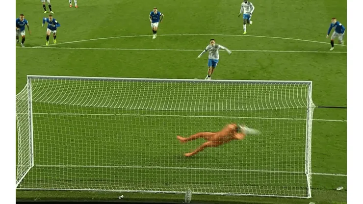 Allan McGregor detuvo el lanzamiento de una forma poco ortodoxa.