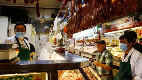 ¿Cuáles son las multas si me hacen trabajar un feriado irrenunciable en el comercio?