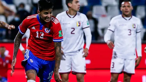 Erick Pulgar celebra uno de los goles que le anotó a Venezuela en San Carlos de Apoquindo.
