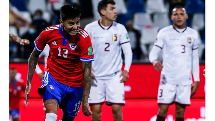 Erick Pulgar celebra uno de los goles que le anotó a Venezuela en San Carlos de Apoquindo.