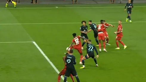 Polémico penal no cobrado para Atlético Madrid ante Bayer Leverkusen.