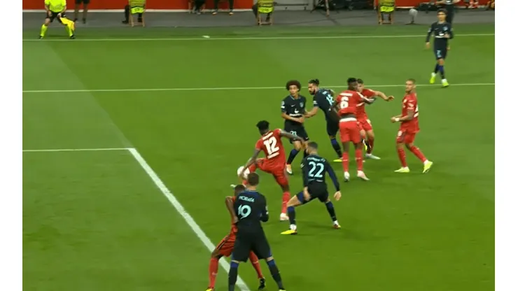 Polémico penal no cobrado para Atlético Madrid ante Bayer Leverkusen.