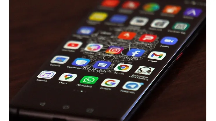 Revisa las mejores payas y mensajes para enviar por celular este 18 de septiembre