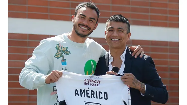 El capitán de Colo Colo, Gabriel Suazo, hizo entrega de la camiseta del Cacique a Américo en los festejos del 18 en el Monumental.