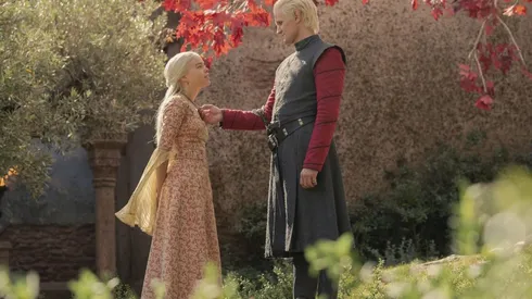 Milly Alcock como Rhaenyra Targaryen y Matt Smith como Daemon Targaryen, en House of the Dragon.