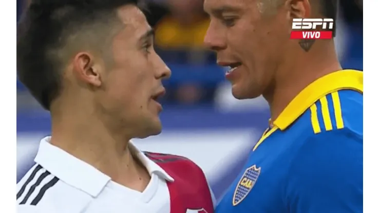 Pablo Solari y Marcos Rojo, cara a cara en el Superclásico entre Boca Juniors y River Plate. (Captura ESPN).