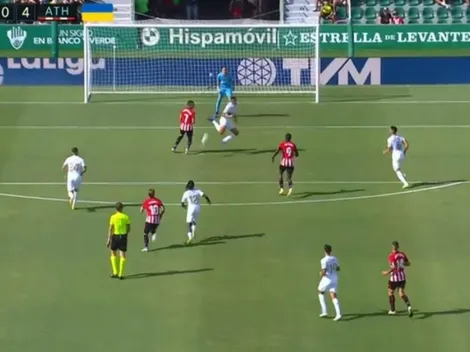 Roco comete penal, falla en un despeje y es reemplazado