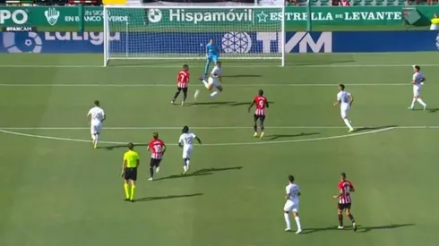 Enzo Roco falla en el despeje ante Athletic