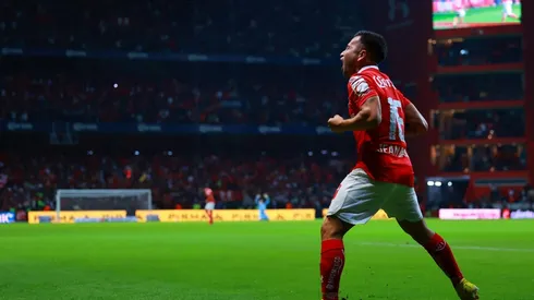 Jean Meneses festeja efusivamente su segundo gol para el Toluca ante el Pumas.