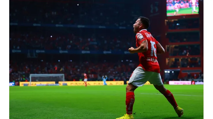 Jean Meneses festeja efusivamente su segundo gol para el Toluca ante el Pumas.