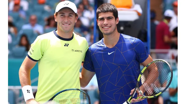 Casper Ruud y Carlos Alcaraz se enfrentaron este año en la final del ATP de Miami.