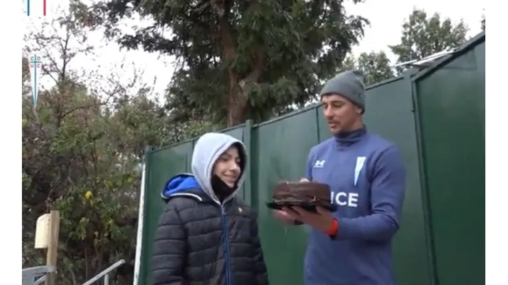 Fernando Zampedri con la torta para Joaquín por su cumpleaños.