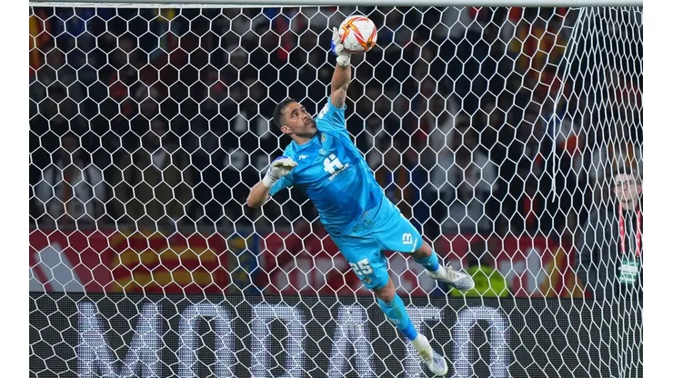 Claudio Bravo fue titular en el debut del Betis por Europa League.