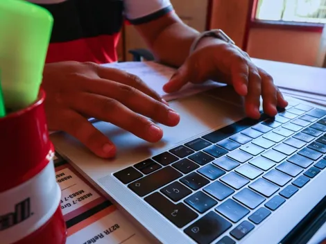 ¿Cómo puedo cambiar la hora de mi computador?