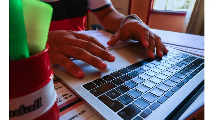 ¿Cómo puedo cambiar la hora de mi computador?