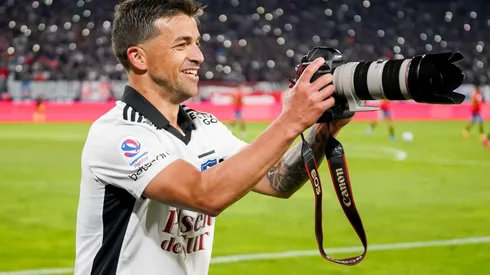 Gabriel Costa celebró su gol tomándole la foto a sus compañeros en Colo Colo.