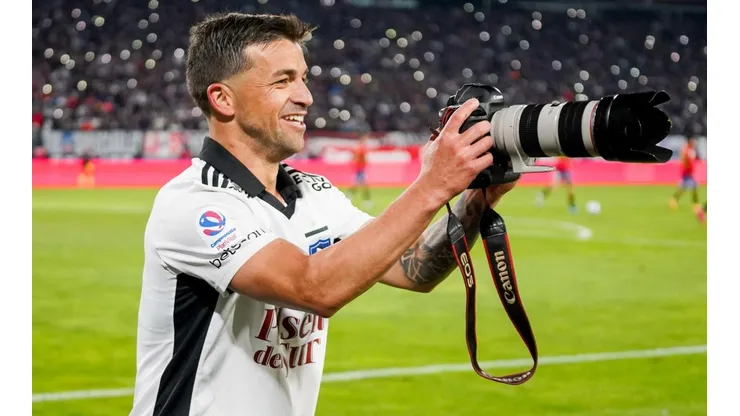 Gabriel Costa celebró su gol tomándole la foto a sus compañeros en Colo Colo.