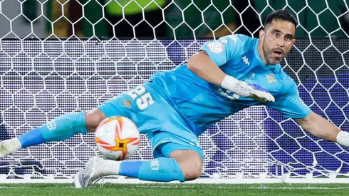 Claudio Bravo regresó al arco del Real Betis: las reacciones de la prensa española.