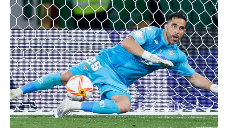 Claudio Bravo regresó al arco del Real Betis: las reacciones de la prensa española.
