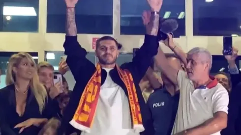 Mauro Icardi en su llegada a Estambul