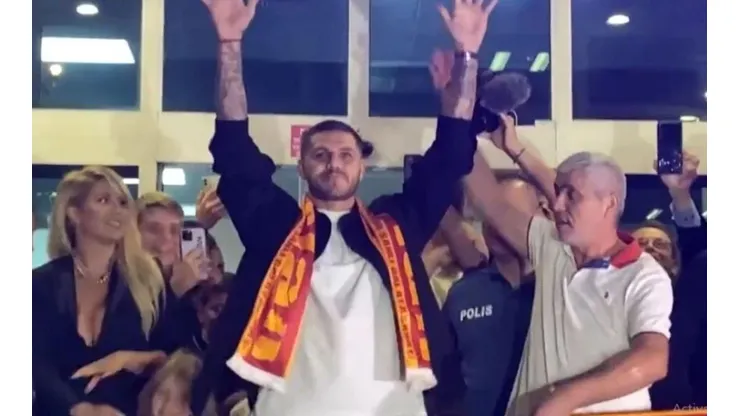 Mauro Icardi en su llegada a Estambul