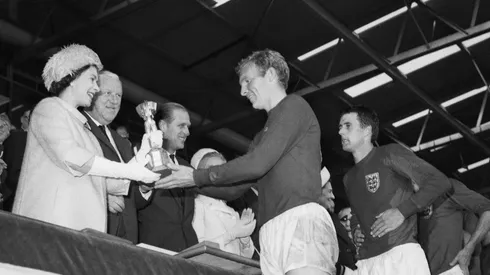 La Reina Isabel II entrega la Copa del Mundo a Bobby Moore
