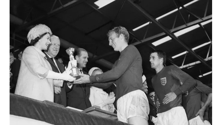 La Reina Isabel II entrega la Copa del Mundo a Bobby Moore