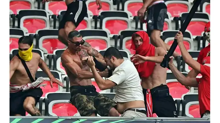 Los disturbios entre hinchas franceses y alemanes comenzaron en la ciudad de Niza y luego se trasladaron al estadio