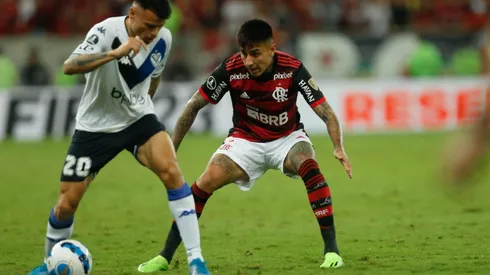 Erick Pulgar entró encendido y por poco marca de tiro libre