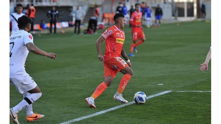 Nicolás Orrego anotó un golazo para Cobreloa ante A.C. Barnechea.