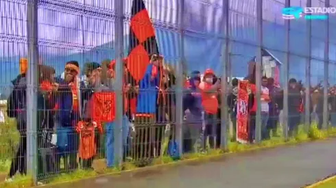 Los hinchas loínos ven el partido a través de la reja