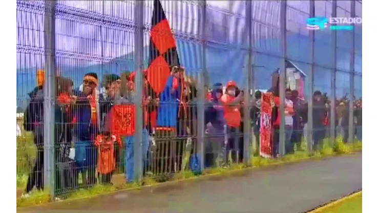 Los hinchas loínos ven el partido a través de la reja