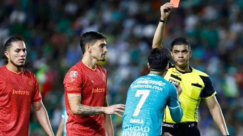 Dávila se fue expulsado en la segunda mitad