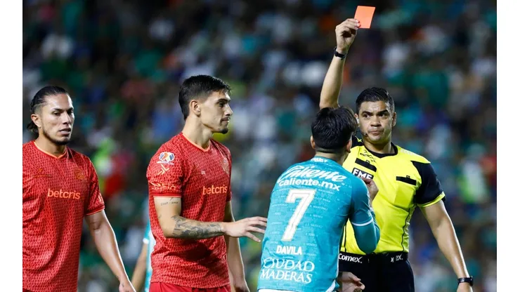 Dávila se fue expulsado en la segunda mitad