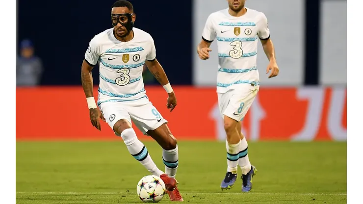 Tras sufrir un violento robo en sus últimas horas en Barcelona, el cual le dejó una fractura, Aubameyang tuvo que jugar con un protector facial en su rostro.
