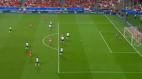 Alejandro Grimaldo mandó a guardar un tremendo disparo de zurda.